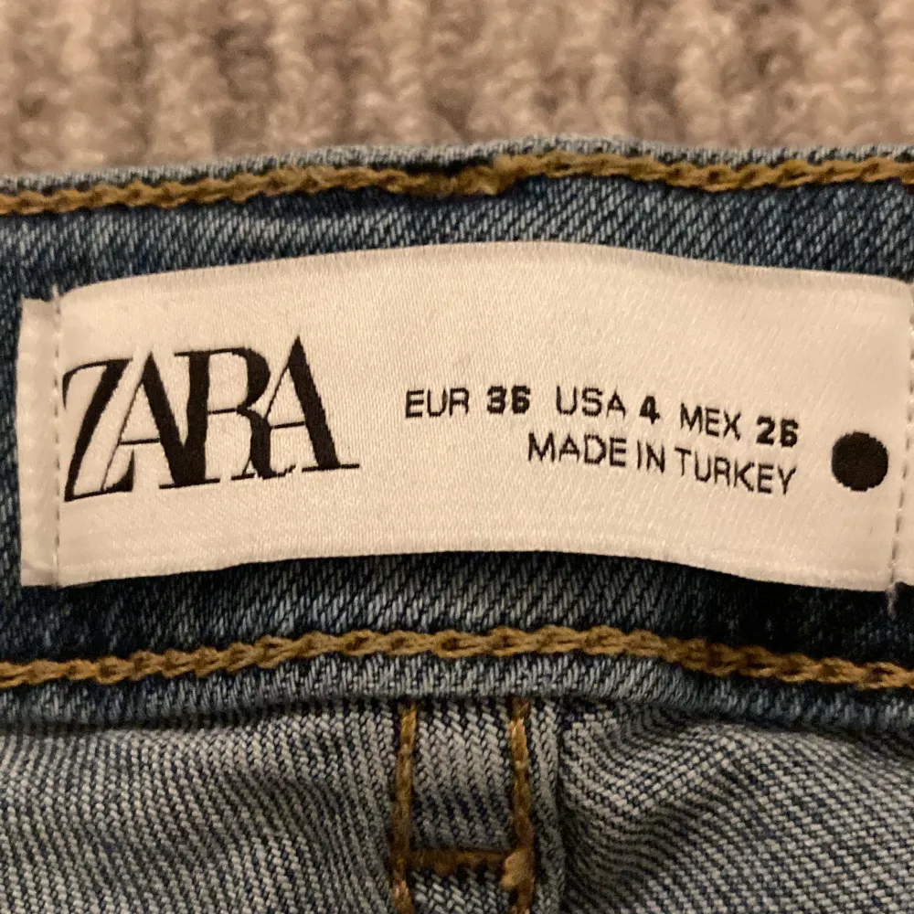 Säljer mina Low Rise bootcut jeans från zara. Dom har bara testats och aldrig använda. . Denimblå. Dom är slutsålda på Zaras hemsida och i butik. dom inte är använda nåt. Är i strl. 36 men passar mig som har xs/s. Nytvättade och redo att säljas.. Jeans & Byxor.