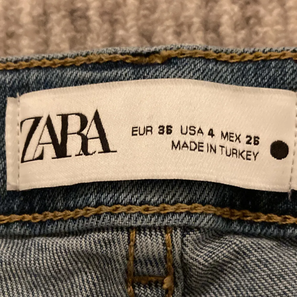 Säljer mina Low Rise bootcut jeans från zara. Dom har bara testats och aldrig använda. . Denimblå. Dom är slutsålda på Zaras hemsida och i butik. dom inte är använda nåt. Är i strl. 36 men passar mig som har xs/s. Nytvättade och redo att säljas.. Farkut & Housut.