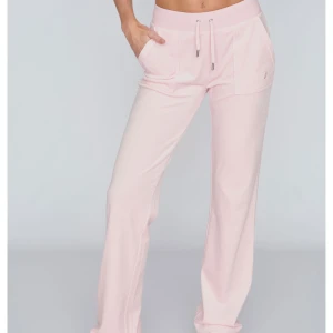 Juicy Couture byxor ljusrosa! - Säljer mina jättefina juicybyxor i ljusrosa som tyvärr inte kommer till användning. Ganska använda och har några små fläckar men inget man tänker på 💗 fler bilder privat 