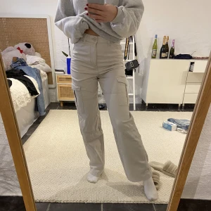 Cargobyxor - Beigea cargobyxor! Säljer pga av att jag inte använder plagget. Storlek: 32 (passar de som bär XS). Skick: Mycket bra, aldrig använda.