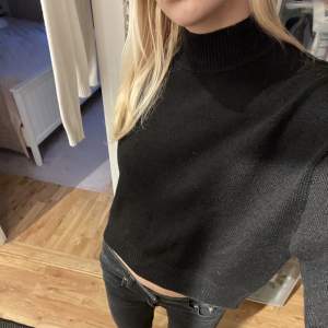 Jätte snygg svart stickad tröja som kanpptnkommit till använding. Skit skön för vintern och hösten.