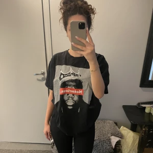 T-shirt med Notorious Big - En svart T-shirt med tryck av The Notorious Big. Den är i storlek XXL och är av 100% bomull. Endast använd ett fåtal gånger och är i mycket bra skick! Axelbredd: 53 cm Längd: 72 cm 