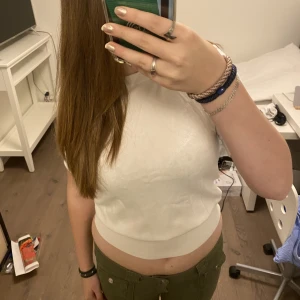 Stickad baströja - Säljer min super fina och mysiga baströja ifrån zara. Den har inga hål och är jätte varm och mysig. Tröjan är i rätt så bra skick💗