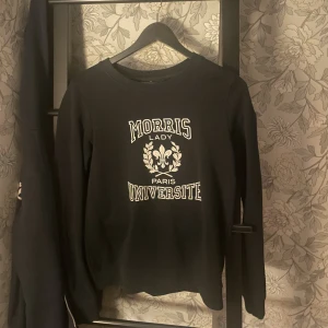 Morris tröja - Marin blå Morris tröja i Stlk S. Använd 1 gång