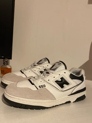 New balance 550 - Helt nya New balance 550, dem passar mig inte därför säljer jag dem. Storlek är lite klurig dem är i storlek 45 men skulle säga 44. Om du undrar något är det bara att fråga.