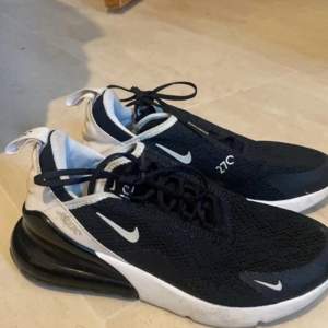 Nike skor anvönda ett par gångee, sulorna fattas storlek 36,5