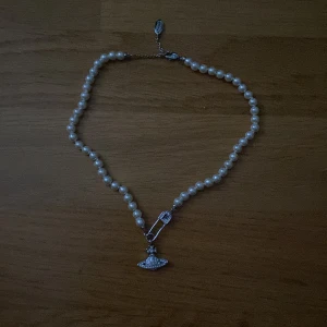 Vivienne Halsband Pearl - Säljer då den är lite för liten för mig och inte kommer till användning. Köpt här på plick. Fler bilder = kontakta nu