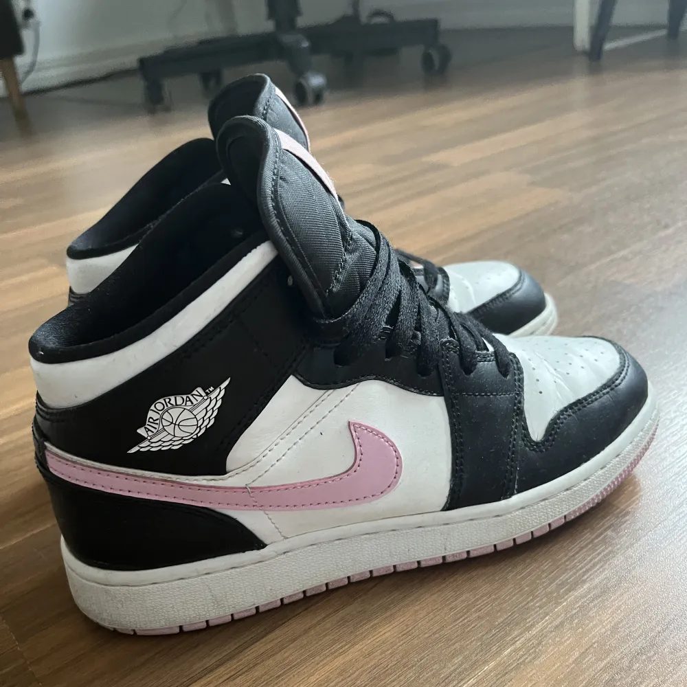 säljer nu mina fina jordans då dom är lite för små för mig… Populära skor som nästan alltid är slutsålda. tvättas innan leverans! pris går att diskutera🥰. Skor.