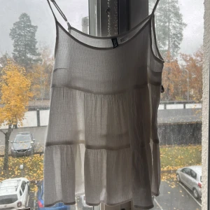 Blus / Linne  - Säljer den här linnet i st 32 från Hm . Köparen står för frakten .  