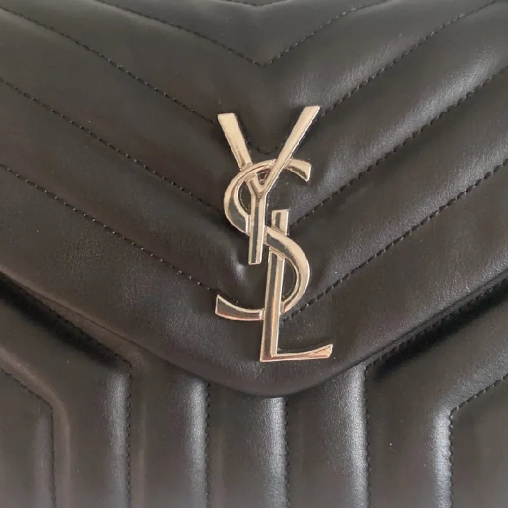 Super fin ysl väska tror inte den är äkta därav priset. Den är i nyskick och 10/10 kvalitet. Man får plats med mycket i den pris kan diskuteras vid snabb affär💞. Accessoarer.