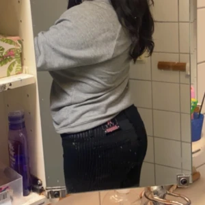 Byxor  - Dem är typ kostym byxor dem sitter Nice men lite skinny för min smak  Det står inte storlek men skulle chansa på S