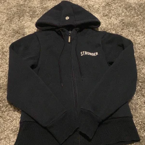 Zip hoddie  - Äkta stronger. Inga hål eller fläckar. 