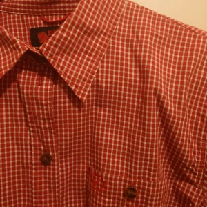 Beg Fjällräven kortärmad skjorta  - Fin beg skjorta från Fjällräven i storlek L men känns mer som Medium i storlek, dvs liten. Väldigt fin och inte sliten  Mitt pris 99 kr plus frakt 