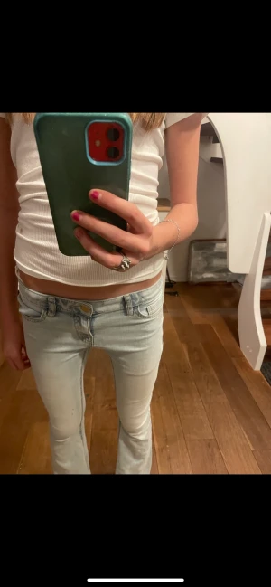 Lågmidjade flared jeans - Jätte fina ljusblåa jeans. Har andvänts ibland men sedan så blev dom försmå tillslut ( köpte dom för 400kr)