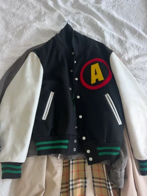 Bape varsity jacket(rare) - väldigt rare, en i sverige. Grymt skick för åldern, litet hål i innerfickan på jackan(inget som syns eller märks) samt nån fläck här och där på lädret som säkert går bort, inget som syns supermycket hursom