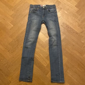 Vintage levis 510 - Fina vintage levis jeans med snygg grisch passform ich snygg tvätt! Ibga märkbara slitenheter!  Skriv för mer bilder eller frågor! Pris kan diskuteras vidd snabb affär