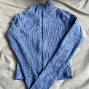 Blå topp - Fin zip tröja ifrån ginatricot, använd men i fint skick :)
