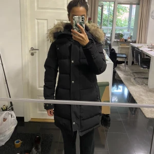 Hollies Jacka - Inga skador.  Finns i Stockholm 