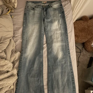 lågmidjade, utsvängda jeans - Så snygga lågmidjade utsvängda jeans i en jättefin färg. Mycket bra skick. Innerbenslängden är 82 cm och midjemåttet är 39 cm❤️❤️