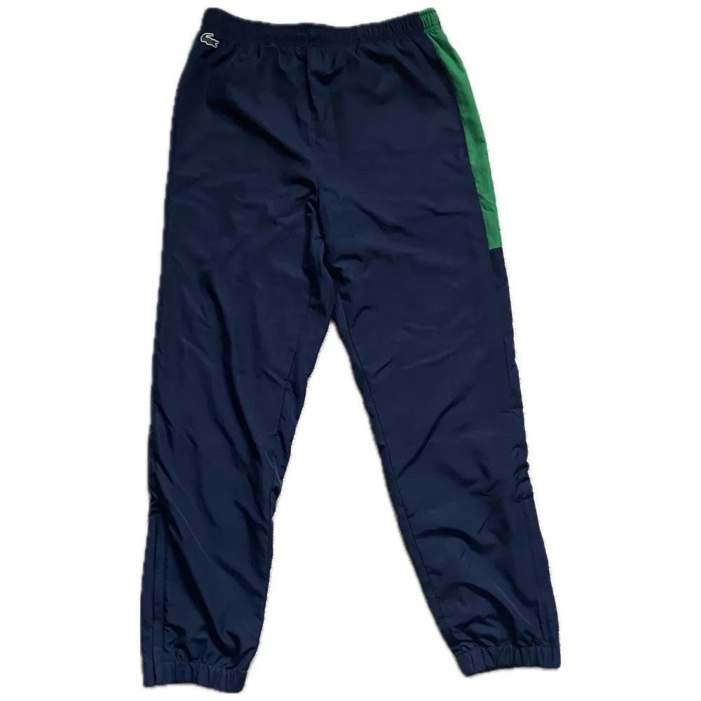 Säljer mina feta Lacoste track pants/mjukisbyxor då de inte kommer till användning längre, är i jättebra skick använda knappt och passar true to size, skriv gärna om du har frågor . Jeans & Byxor.