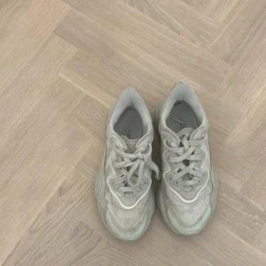 Adidas skor  - Jag säljer ett par fina adidas Ozweego sneakers eftersom att de inte kommer till användning längre