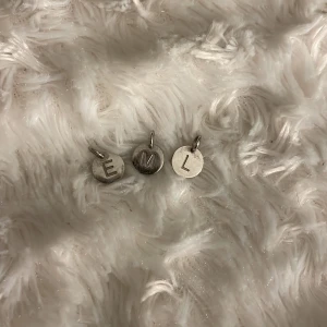 Smycke  - Fina berlocker med bokstav på i silver. Nypris: 150kr mitt pris 50kr st (Rengörs innan dom postat)