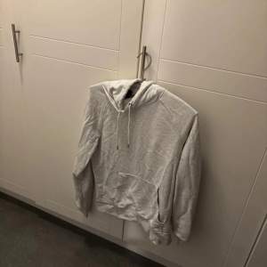 Säljer en fin hoodie som är grå / vit Pris 50kr  