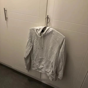 Hoodie barn M - Säljer en fin hoodie som är grå / vit Pris 50kr  
