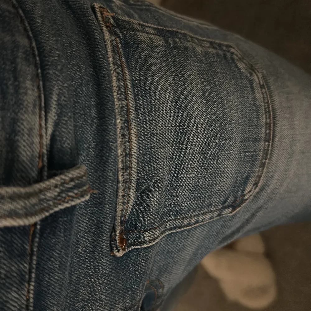 Jötte fina gulliga jeans från zara, säljer för 199 kr bra skick använd fåtal gng💋💋 boout cut också! . Jeans & Byxor.
