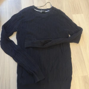 Stickad tröja  - Säljer min tröja använd fåtal gånger, storlek M 40 kr 