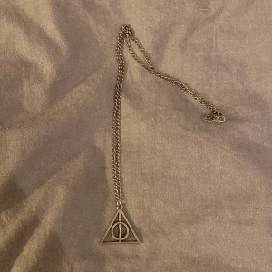 deathly hallows halsband - längre halsband med deathly hallows från harry potter