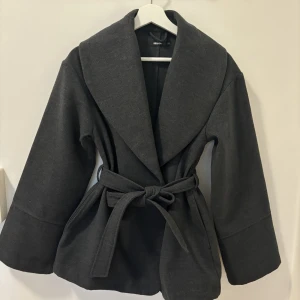 Kappa - Jätte fin kort kappa från bikbok. Oanvänd, ny pris 699kr