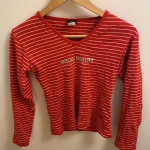 Ralph Lauren tröja  - Säljer denna superfina Ralph Lauren tröjan som jag älskar, den har vita tunna ränder. Säljer för att den blivit för liten. (Lite v ringad men inte alls mycket)  Pris kan diskuteras💗