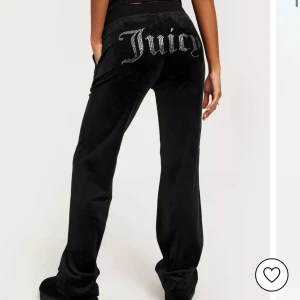 Juicy couture  - Jag säljer mina juicy byxor i storlek xxs eftersom dom inte kommer till användning längre, använt skick skriv privat för mer frågor eller bilder🤍