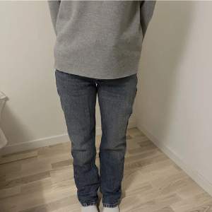 Säljer ett par mörkblå straight leg jeans från zara i storlek 38💙💙priset kan diskuteras 