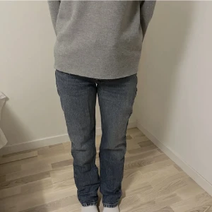 Mörkblå zara jeans  - Säljer ett par mörkblå straight leg jeans från zara i storlek 38💙💙priset kan diskuteras 