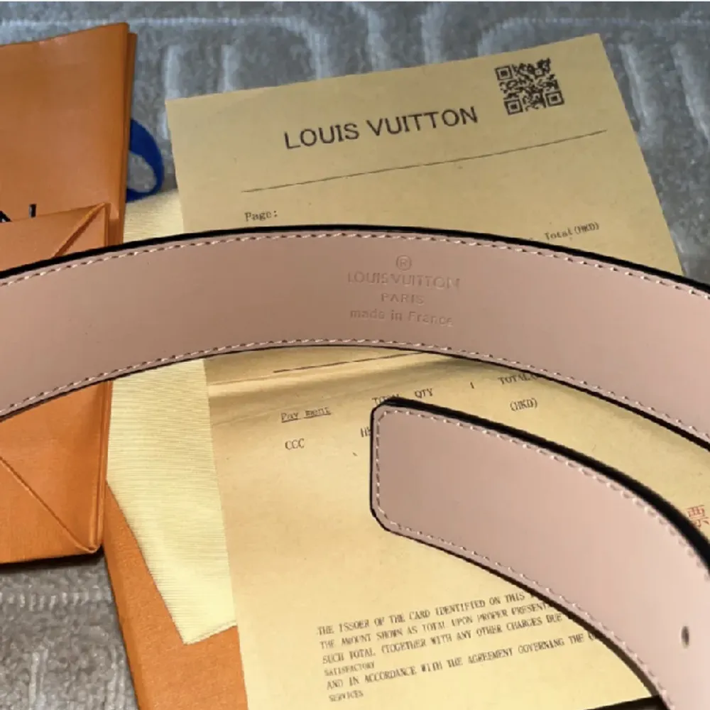 Louis Vuitton bälte i svart färg. LV bälte 105 cm.. Övrigt.