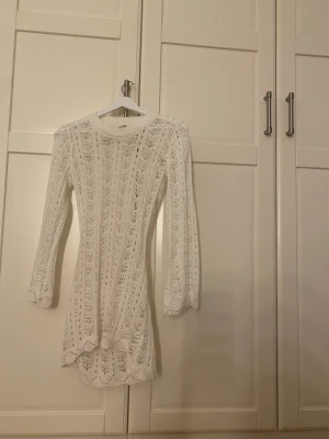 Stickad klänning  - Fin stickad strandklänning med öppen rygg, använd endast en gång. Kontakta mig om ni vill se hur den sitter på💕