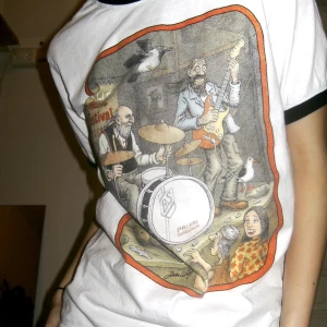 Vit Hellstone t-shirt - Helt oanvänd Hellstone t-shirt. Stl S. Skriv för mått. Priset kan diskuteras. Köparen står för frakten men kan även mötas upp på Södermalm i Stockholm. 