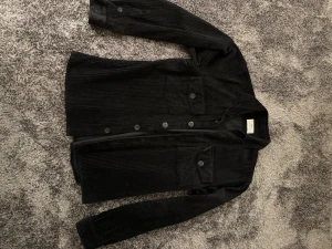 Ciszere overshirt - Overshirt köpt på Joel för typ 3 år sedan  Lite slitage finns på ärmarna och armbågen men inget som syns om man har lust att behandla tyget som man ska.  Storlek L men tajt i passform  Ord pris 1000kr 