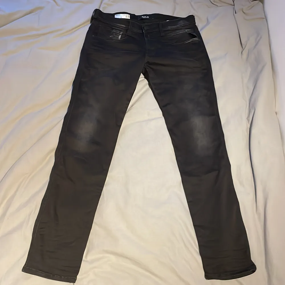 Storlek 33/32, provade med aldrig använda. Köptes i butik för nypris för 2 år sedan men har bara legat i garderoben sedan dess..! Frågor i DM. Jeans & Byxor.