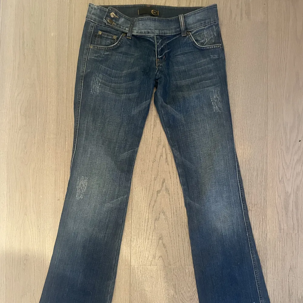 Vintage just cavalli jeans Lågmidjade  Storlek 29 i midjan  102cm i ytterbenslängd  40cm tvärs över midjan  Byxorna har lite stretch i tyget . Jeans & Byxor.