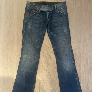 Just cavalli Lågmidjade jeans  - Vintage just cavalli jeans Lågmidjade  Storlek 29 i midjan  102cm i ytterbenslängd  40cm tvärs över midjan  Byxorna har lite stretch i tyget 