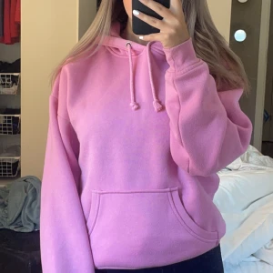 Hoodie - Säljer denna fina Hoodie från bikbok då den inte kommer till användning något längre.  Nypris 399kr, mitt pris 160 + frakt på 59kr❤️