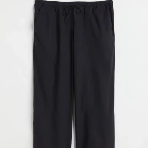 Linnebyxor  - Säljer dessa svarta linnebyxor från hm i storlek X. Som ni ser på bilden är inte materialet i ” linne ” utan i typ satin om ni förstår ut jag menar, de är använda ett par fåtal gånger och är även uppsydda på mig dom är 163. 