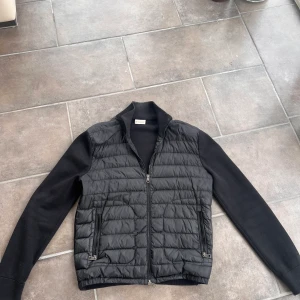 Moncler - Moncler Cardigan svart, storlek medium, äkta! Kontakta mig för mer info vid intresse.