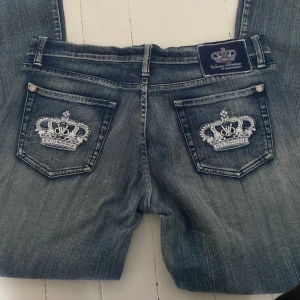 Victoria Beckham jeans - Jeans från Victoria beckham som vi sytt upp längst ner då dom va för långa. Inga defekter💓kan skicka fler bilder, lägg prisförslag!