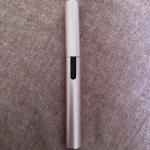 elektrisk ögonfransböjare - böjer med värme, har för känsliga ögon för att böja mina fransar men den är definitivt mycket säkrare än em vanlig! batteri följer med, knappt använd men rengör noga innan jag skickar :)