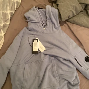 Blå cp COMPANY hoodie - Köpt på Wallenbergs för 2400. Skriv dm för certilogo.