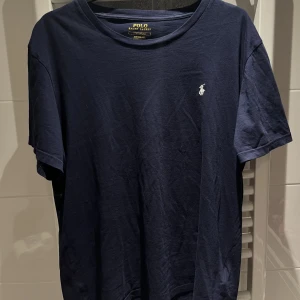 Ralph Lauren T-Shirt  - Snygg Ralph Lauren t-shirt i fint skick, storlek: L (passar M)